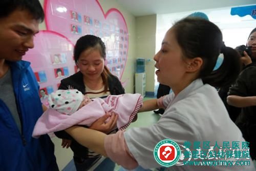 10月23日，湖南省婁底市袖珍嬰兒媽媽在婁星區(qū)婦幼保健院高興接過兒子彭安康。